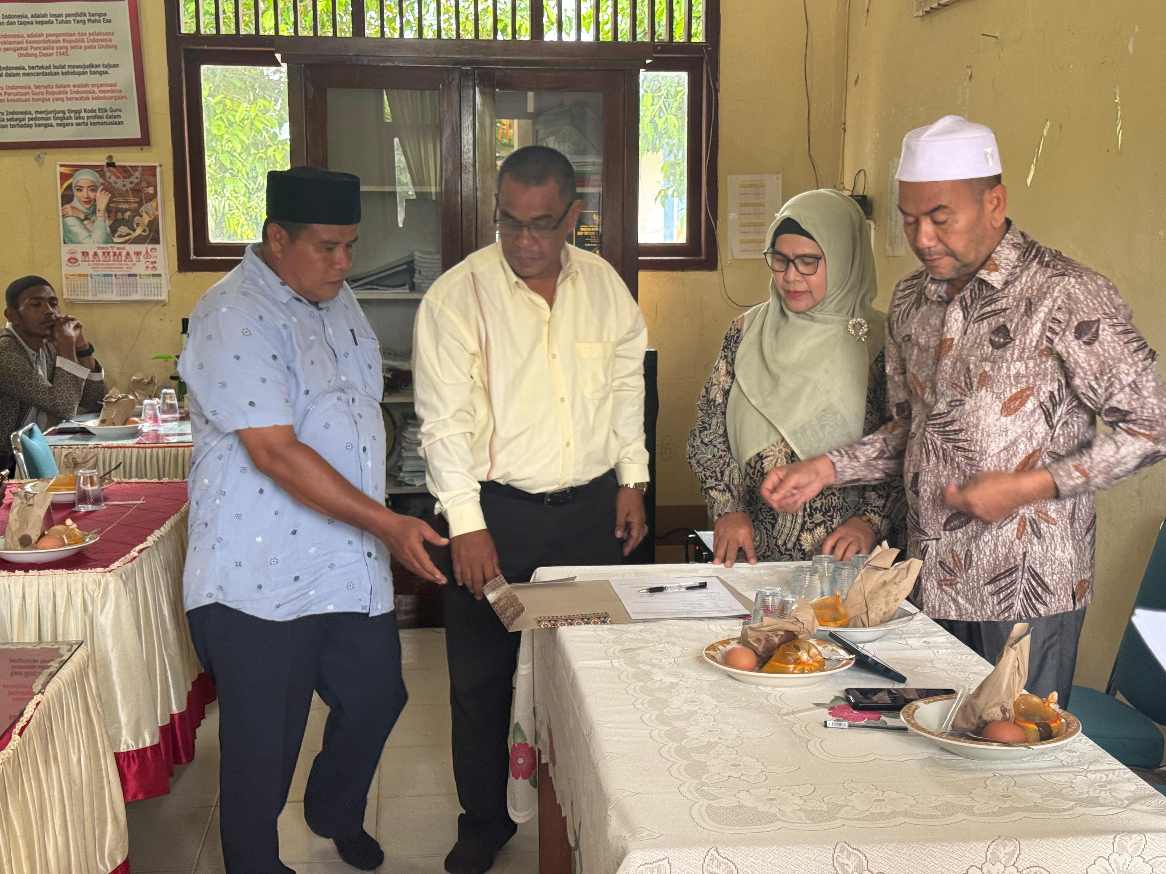 Purna Tugas Kepsek SMPN 1 Kutamakmur Ibu Islainiah, S.Pd, diganti Baru Sulman, S.Pd