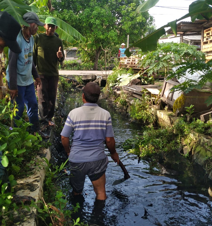 Atasi Pendangkalan, Kades Sudarto Kerahkan Warga Bersihkan Saluran Air Sepanjang 350 Meter di Alas Malang