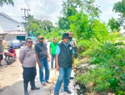 Kades Kedung Pengawas Tinjau Lokasi Tanggul Longsor di Bantaran Kali Bekasi