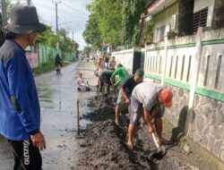 Pemdes Srimahi Lakukan Perbaikan Drainase Antisipasi Banjir di Lingkungan Sekolah