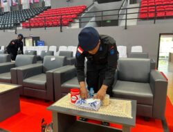 Satbrimob Polda Kalbar Lakukan Sterilisasi Berikan Rasa Aman dan Nyaman Kepada Masyarakat dan Atlet di Turnamen Bola Voli PLN Mobile Proliga 2024