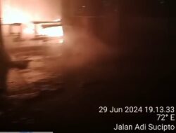 BrekingNews!!! Telah Terjadi Kebakaran Warung Makan dan Tempat Cucian Mobil Jalan Adisucipto