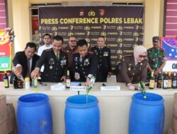 Hari Bhayangkara ke-78, Kapolres Lebak bersama Forkopimda Lebak Musnahkan Barang Bukti Miras Hasil Patroli KRYD