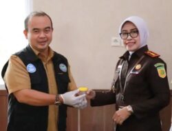 Pacu RAN-P4GN Tahun 2024, Kejaksaan Negeri Dan Badan Narkotika Daerah Kab. Bekasi Gelar Tes Urine Para Pegawai