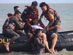 Latihan Kemampuan SAR Jajaran Satbrimob Polda Kalbar Di Pantai Pasir Panjang