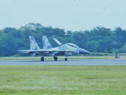 Latihan Sikatan Daya Tahun 2024, Tiga Pesawat Tempur Sukhoi SU 27/30 dari Skadron Udara 11 Lanud Sultan Hasanuddin Tiba di Lanud Iswahjudi