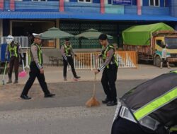 Kasat Lantas Polres Melawi Pimpin Pembersihan Batu Kerikil Sisa Perbaikan Jalan