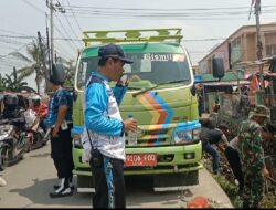 Kades Babelan Kota Saidih David Terjun Langsung Dalam Giat Koramil 04 Babelan, Bersih Sampah Depan Pasar Babelan