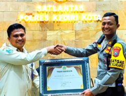Berdedikasi dan Berintegritas Dalam Penyelenggaraan Pelayanan di KB Samsat Kediri Kota, Kasatlantas Diganjar Piagam Penghargaan