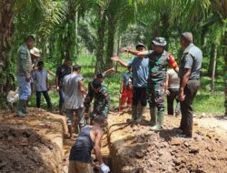 Satgas TMMD Di Bantu Warga Kerjakan Pembuatan Gorong Gorong