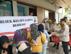 Polsek Kelapa Gading Berbagi Makanan Gratis di Sekitaran Jalan Rawa Sengon RT 001/022