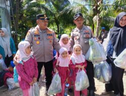 Kapolsek Muara Dua Ipda Roni, Panen Timun dan Sawi Bersama Siswa-siswi Program Ketahanan Pangan