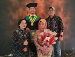 Rasa Gembira Drs. Ahmad Fathul Ghoni Penuh Haru Hadiri Wisuda Anaknya