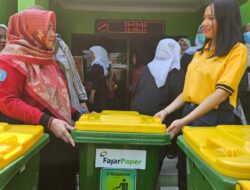 Dukung Kebersihan Lingkungan dan Kesehatan Masyarakat di Cikarang Barat, FajarPaper Berikan Tempat Sampah dan Gelar Giat Bersih Kali