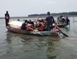 Antusias Bangkitkan Budaya Lokal, Ratusan Nelayan Kp. Karatan Lakukan Larung Sesaji Di Muara Sungai Keraton