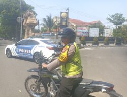 Inilah aksi Heroik Kabag Ops Polres Kediri Kota Dalam Melakukan Pengamanan Rombongan Pesilat Saat Melintasi Kediri Kota