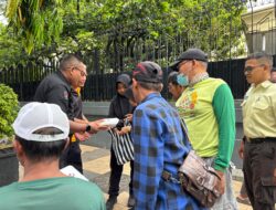 Jum’at Berkah, Humas Polres Kediri Kota Bagikan Nasi Kotak Kepada Masyarakat