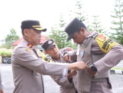 Wakapolres Bener Meriah Serahkan Rompi Anti Sayat Kepada Bhabinkamtibmas