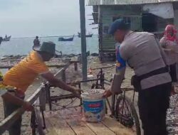 Kasat Pol Airud Polres Lhokseumawe Berikan Imbauan Kebersihan dan Mengingatkan Nelayan Saat Melaut
