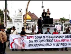 Ratusan massa dari organisasi aliansi masyarakat peduli demokrasi (AMPD), Mendemo Kantor Bupati Serang dan kantor Dewan Perwakilan Rakyat Daerah (DPRD) Kabupaten Serang