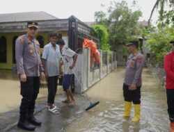 Kapolres Pidie Terjun Langsung Ke lokasi Banjir Berikan Bantuan Kepada Warga Musibah