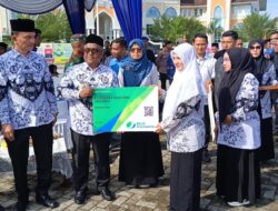 Penyerahan Penghargaan untuk Puluhan Guru Warnai Upacara HGN ke-79 Pemkab Aceh Utara