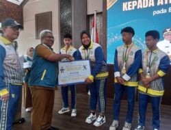 Pj Bupati Aceh Utara Serahkan Bonus untuk Atlet Peraih Medali POPDA Aceh XVII Tahun 2024