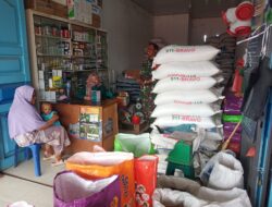 Babinsa Koramil 14/Tja, Kodim 0103/Aceh Utara, Cek Ketersediaan Pupuk Pertanian