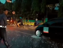 Salut ! Kasatlantas Polres Kediri Kota Tak Segan Bantu Dorong Kendaraan Mogok Terjebak Banjir Meski Diguyur Hujan Deras