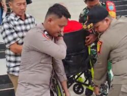 Sigap Personil Pengamanan Gereja dalam Pelayanan Kepada Masyarakat Membantu Lansia Untuk Laksanakan Beribadah