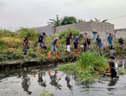 Antisipasi Banjir, Warga RT. 002 RW. 01 Desa Kedung Pengawas  Bersihkan Tumpukan Sampah Di Kali Irigasi, Kades Nasarudin : Saya Apresiasi Kinerjanya