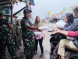 Koramil 04 Babelan Berbagi Nasi Box Pada Momen Jumat Berkah