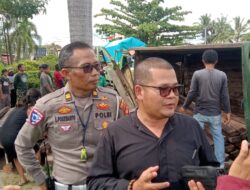 Truk Bermuatan Kayu Belian Diduga Kuat Ilegal Hantam Dua Pengendara Sepeda Motor Hingga Kritis 