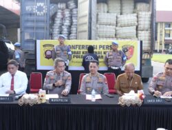 Polda Kalbar Amankan Empat Kontainer Terkait Importasi Pakaian Bekas Tanpa Ijin Senilai 7,3 Milyar, Satu Tersangka Berhasil Ditangkap