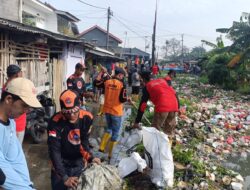 UPTD 1 DLH Kab. Bekasi Libatkan Pemdes Babelan Kota Dan Relawan Sosial, Angkut Sampah Kali Kopeng