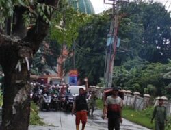 Antisipasi Bahaya Pada Musim Penghujan, Lurah Khoirul Anwar Ajak Perangkat, Babinkantibmas, RTRW,  Linmas Dan Warga Lakukan Penebangan Pohon 