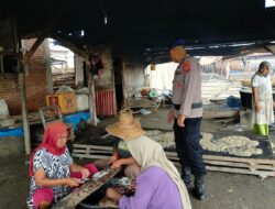 Patroli Kawasan Pantai, Kasat Polairud Lhokseumawe Menghimbau Pedagang Tidak Mengunakan Bahan Berbahaya Seperti Formalin