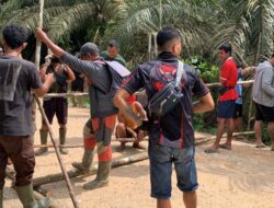 Hina Adat,, Puluhan Masyarakat Turun Pagar Jalan CPO PT. GKM