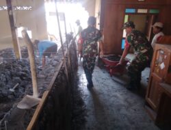 Babinsa Tunjukkan Kepedulian, Bantu Rehab Rumah Warga