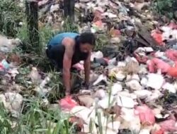 Kades Nasarudin Instruksikan Warga Pasang Kembali Pagar Penghambat Sampah di Kali Kopeng Setelah Dicabut Orang Tak Dikenal