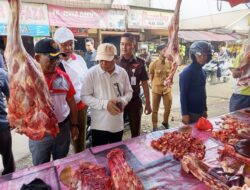 Sekda Aceh Utara Tinjau Pasar Lhoksukon, Pastikan Harga Sembako dan Daging Stabil