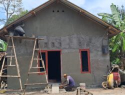 Bedah Rumah Polres Tanggamus untuk Surtini di Pulau Panggung Capai 90 Persen