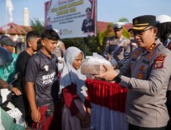 Polres Pidie Bagi-Bagi Takjil untuk Berbuka Puasa