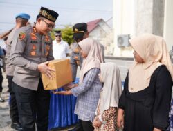 Jumat Berkah Bulan Ramadhan, Polres Pidie Bagikan Sembako dan Bersihkan Mesjid