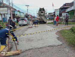 Rusak dan Berlubang Jalan Provinsi Perbatasan Antara Pekon Tekad dan Muara Dua