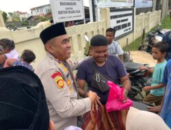 Menjelang Berbuka Polsek Muara Dua dan Bhayangkari Bagikan Ratusan Paket Takjil