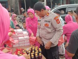 Polsek Nisam dan Bhayangkari Bagikan Takjil untuk Warga di Bulan Ramadhan