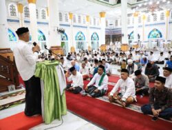 Peringati Malam Nuzulul Qur’an, Bupati Ayahwa Buka Puasa Bersama Masyarakat di Masjid