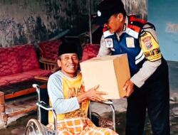 Bhabinkamtibmas Desa Plosorejo Polsek Gampengrejo Aiptu Mathori Bagikan Bansos kepada warga Kurang Mampu