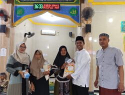 Unit Pengumpul Zakat Masjid Darussalam  Desa Kedung Pengawas Babelan  Salurkan Zakat Kepada Para Mustahik 